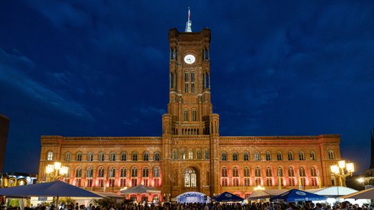 Rotes Rathaus im Dunkeln, wird angeleuchtet