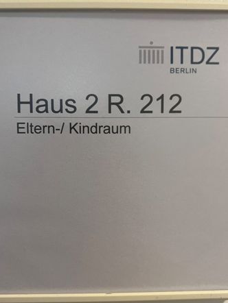 Raumschilde des Eltern- Kindraums im ITDZ Berlin